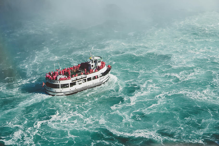 a Köd segítségével, Niagara vízesés, turistahajó, légi felvétel, viharos vizeken, fehér hajó, piros kabátok, hajótúra, festői kilátás, vízesések, folyami túra