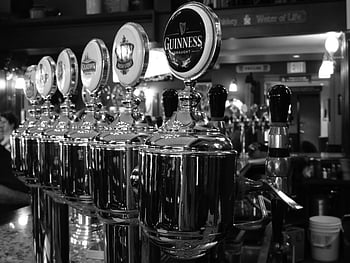 fotografie ve stupních šedi, stojan na pivo, Monochromatický obrázek, pivo kohoutky, bar, logo guinness, Černý a bílý, hospoda, alkohol, nápoj, kliky