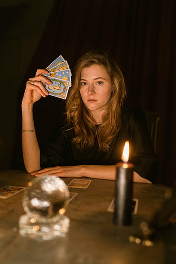 Brünette Frau, Tarot-Karten, Dunkelkammer, Zukunftsvorhersage, Kerze, Kristallkugel, Wahrsagen, mystisch, esoterisch, spirituell, Divination