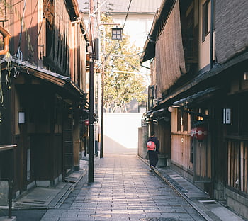 žena na sobě kimono, Gion Kyoto, Tradiční japonská architektura, úzká ulička, slunečný den, japonská ulice, Tradiční budovy, Kulturní scéna, japonská kultura, historické čtvrti, tradiční oblečení
