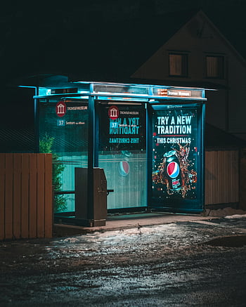 autobusová zastávka, zářící reklamy, noční scénu, mokré dlažby, Prázdná autobusová zastávka, odrazy, venkovní reklama, veřejná doprava, městské noci, pouliční scény, zimní noci