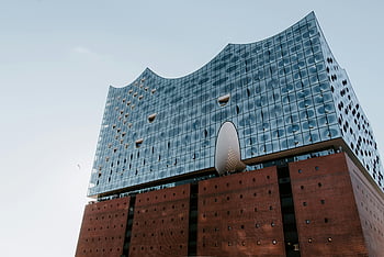 elbphilharmonie, Hamburg, Futuristická skleněná fasáda, dramatický pohled, Šedá a hnědá budova, bílé mraky, moderní architektura, Unikátní design, mezník města, městské panorama, Německo
