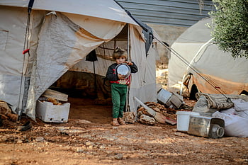 uprchlický tábor, malé dítě, Shabby stan, Idlib Sýrie, držení misky, venkovní scénu, Humanitární krize, vysídlené lidi, život tábora, podmínky přežití, stanové obydlí