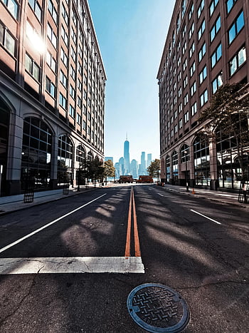 Moderne Stadtstraße, Wolkenkratzer, Blick auf die Skyline, leere Straße, städtische Landschaft, Stadtbild, Stadtarchitektur, Straße zwischen Gebäuden, Stadtstraße, städtische Szene, moderne Gebäude