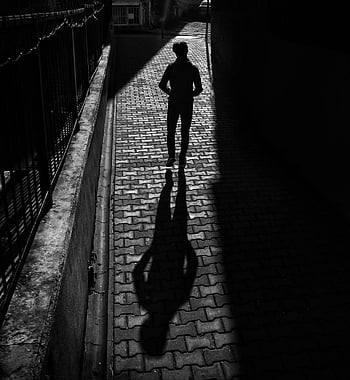 mann står, bakgate, silhouette, dramatisk sollys, lang skygge, brosteinsbeløp, urbane scene, gaten fotografering, skyggeskuespill, svart og hvit, ensom figur