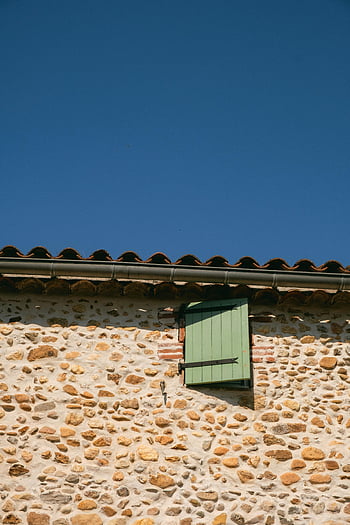 muro di pietra, edificio rustico, esterno, Otturatore della finestra verde, chiaro cielo blu, esterno dell'edificio, edificio in pietra, otturatore verde, architettura rustica, scena all'aperto, giornata limpida