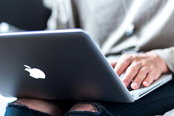 macbook d'argento, mani che digitano, il computer portatile, tecnologia, lavoro a distanza, vista ravvicinata, logo della mela, persona che utilizza computer portatile, lavoro da casa, lavoro digitale, produttività