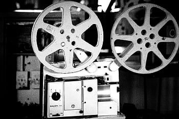 foto in scala di grigi, bobine di film, bianco e nero, Proiettore di film retrò, Attrezzatura cinematografica, proiettore vintage, Proiezione cinematografica, industria cinematografica, proiettore classico, immagine in bianco e nero