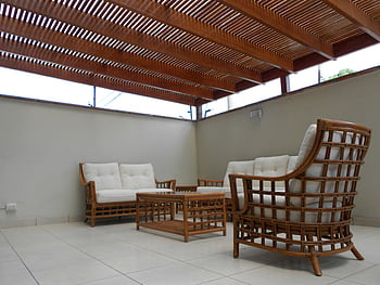 ratanový konferenční stolek, venkovní terasa, ratanové židle, Dřevěná pergola, Relaxační oblast, Stylová terasa, zahradní nábytek, venkovní nábytek, Design terasy, Patio sezení, Patio dekor