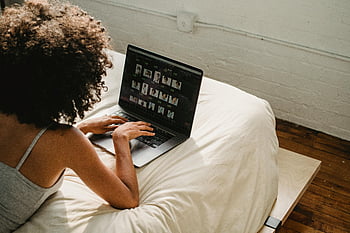 Černá žena, laptop, ložnice, afroamerické ženy, Útulná ložnice, volný čas, pracovat na notebooku, lůžko, domácí kancelář, vzdálené práce, afro vlasy