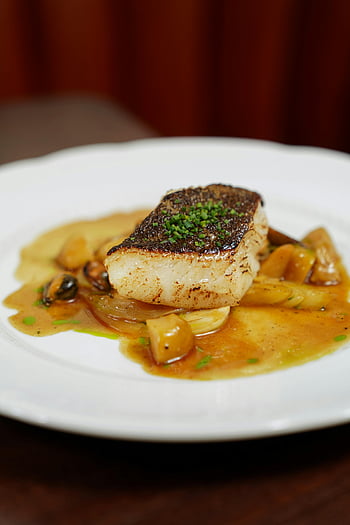 foie gras, piatto bianco, in padella, cucina raffinata, contorno, fotografia di cibo, piatto gourmet, arte culinaria, cibo del ristorante, piatto placcato, presentazione del cibo