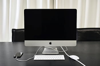 eigentijdse computer, minimalistisch kantoor, desktop computer, smartphone opladen, toetsenbord, muis, kantooropstelling, moderne werkruimte, Tech Setup, zwart bureau, witte gordijnen