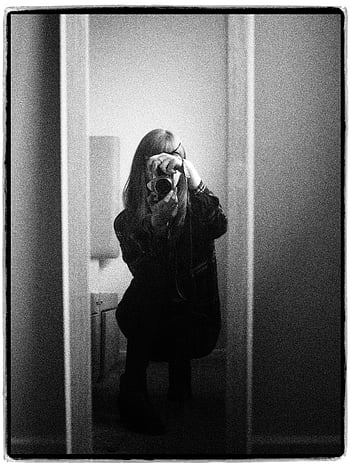 Černý a bílý, zrcadlový odraz, autoportrét, žena, krčí se, Fotoaparát, fotografování, černobílý, zrcadlový obraz, krytý, umělecký