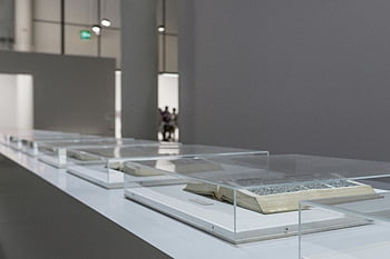 libri aperti, casse di vetro, Museo d'arte moderno, mostra, Design di interni contemporanei, mostra d'arte, mostra del museo, interior design, Visualizzazioni di vetro, Exhibita di libri aperti, museo moderno