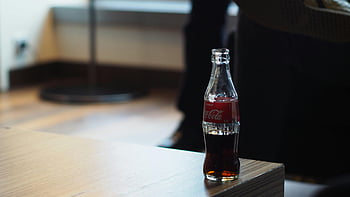 láhev oca-coly, Klasická Coca-Cola, skleněná láhev, dřevěný stůl, Vnitřní nastavení, Coca-Cola sklenice, Coca-Cola nápoj, logo coca-cola, láhev na nápoje, láhev sody, fotografování v interiéru