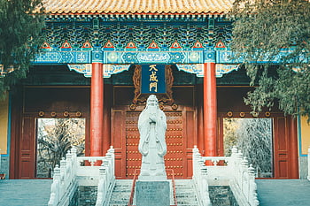 statua in cemento grigio, porta di legno, architettura tradizionale, Statua Confucio, ingresso al tempio, Pechino, tempio cinese, architettura antica, eredità culturale, sito storico, confucianesimo