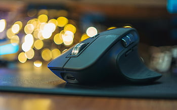 mouse per computer senza fili, avvicinamento, illuminazione bokeh, configurazioni tecnologiche moderne, design elegante, Accessori tecnologici, periferiche del computer, mouse ergonomico, tecnologia wireless, impostazione della scrivania, sfondo bokeh