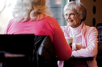 senior kvinder, glad samtale, kaffe, Hyggelige indendørs indstilling, gammel dame, taler, en anden kvinde, ældre, social interaktion, venskab, varme