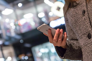 donna che utilizza smartphone, Ambiente interno moderno, connettività, avvicinamento, i phone, dispositivo intelligente, tecnologia, ambiente interno, Utente femmina, mano che tiene il telefono, stile di vita digitale