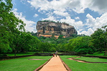 Sigiriya Rock Festung, UNESCO-Weltkulturerbe, Sri Lanka, üppige grüne Landschaft, bewölkter Himmel, Felsformation, alte Festung, Reiseziel, natürliche Schönheit, historische Seite, kulturelles Wahrzeichen
