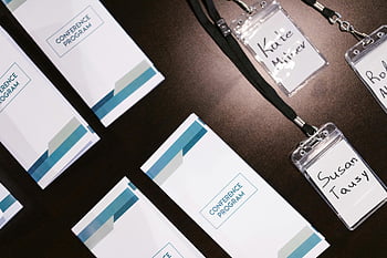 konferenční programy, jmenovky, firemní akce, nastavení tabulky, pohled z vysokého úhlu, Vizuální efekty události, Identifikační odznaky, konferenční materiály, Profesionální akce, organizace akcí