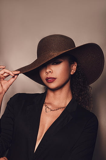 Femme captivante, chapeau élégant, chapeau à largeur, rouge à lèvres, portrait en studio, femme glamour, photographie de mode, style élégant, regard chic, Photographie de portrait, femme au chapeau