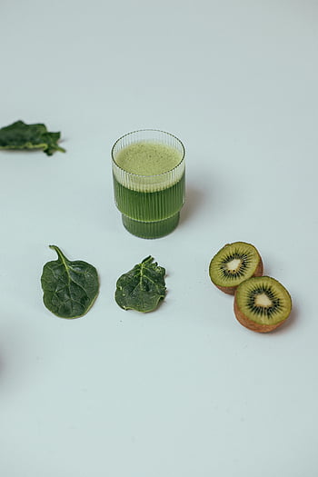 Špenát a Kiwi Smoothie, zelený koktejl, plátky kiwi, listy špenátu, bílé pozadí, Osvěžující koktejl, zdravý nápoj, ovocné smoothie, zeleninový koktejl, zelené šťávy, Smoothie ingredience
