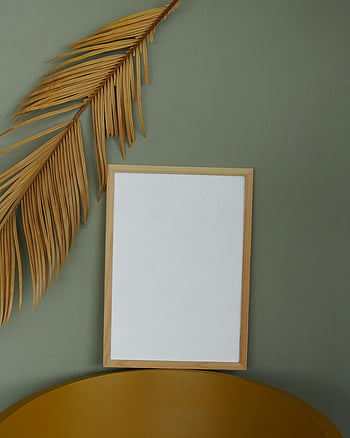 cadre photo en bois, affiche vierge, feuille de palmier séchée, fond vert, maquette, photo en gros plan, cadre en bois, cadre décoratif, design d'intérieur, décoration murale, style minimaliste