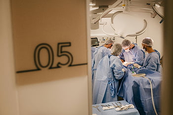 Lékaři provádějící operaci, operační sál, chirurgové, nemocnice, sterilní prostředí, Složitý postup, léčebného postupu, chirurgického týmu, chirurgické nástroje, operační stůl, zdravotnický personál
