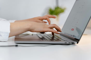 osoba, psaní, laptop, vzdálené práce, technologie, ruce psaní, klávesnice, práce z domova, Digitální práce, Práce online, produktivita, kancelářský stůl