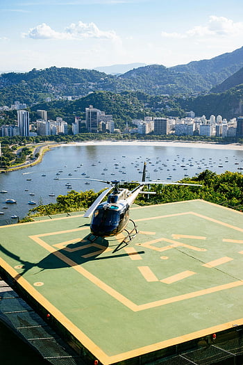 elicottero, eliporto, vista urbana, vista sull'oceano, montagne, cielo nuvoloso, città costiera, paesaggio scenico, Trasporto aereo, atterraggio dell'elicottero, sfondo di paesaggio urbano