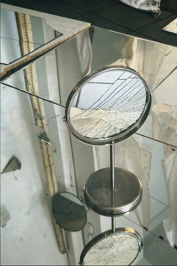 rozbité zrcadlo, odrazný povrch, Architektonická reflexe, abstraktní umění, malé zrcadlo, hloubka, rozbité sklo, zrcadlový odraz, Reflexní tabulka, zrcadlové střepy, abstraktní fotografie