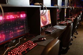 ゲームコンピューター、 エスポートアリーナ、 照らされたキーボード、 ゲームステーション、 モニター、 コンピューターの行、 eスポーツのセットアップ、 ゲーム設定、 eSportsゲーム、 照らされたモニター、 eSports機器