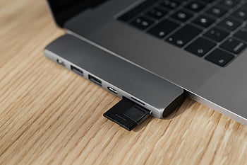 laptop, Pengganda USB, kartu memori, merapatkan, Laptop modern, adaptor kartu memori, meja kayu, Aksesori Teknologi, periferal komputer, transfer data, penyimpanan digital