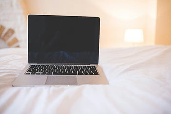 macbook pro, vypnutý, laptop, lůžko, bílé listy, Černá obrazovka, klávesnice, krytý, měkké osvětlení, minimalistické nastavení, technologie