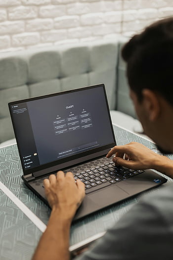 mann som bruker laptop, Chat gpt, AI -programvare, Moderne innendørs innstilling, Skriv på bærbar PC, Sittende mann, bærbar PC-skjerm, innendørs arbeidsplass, Teknologibruk, AI -interaksjon, moderne teknologi