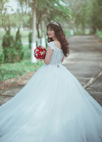 woman in white wedding dress, red bouquet, beautiful bride, elegant white wedding gown, outdoor wedding, bridal bouquet, wedding photography, bride outdoors, wedding dress, red flowers, bridal portrait