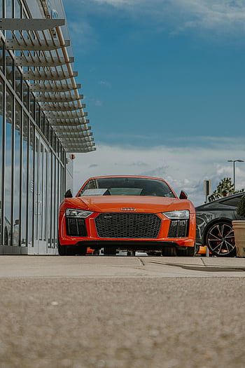 audi r8, rød sportsbil, forfra, bymiljø, parkeringsplass, elegant design, moderne arkitektur, luksusbil, Bil med høy ytelse, cityscape bakgrunn, utendørs omgivelser