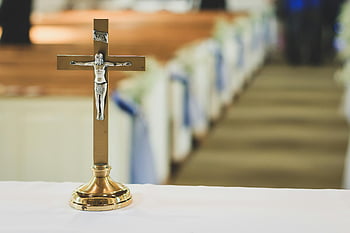 Croce marrone e argento, arredamento da tavola, Crocifisso d'oro, altare, banchi di chiesa, arredamento religioso, simbolo cristiano, Gesù Cristo, arte religiosa, interno della chiesa, arredamento spirituale