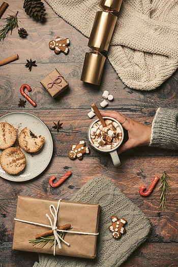 vánoční flatlay, horká čokoláda, cookies, zabalené dárky, dřevěný stůl, perník muž, cukrové třtiny, marshmallows, pletený svetr, Dárková krabička, badyánu