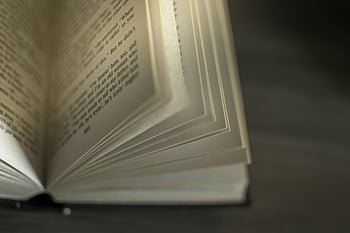 rezervovat, černý povrch, detail, viditelný text, otáčení stránek, stránky knihy, čtenářský materiál, Literární obsah, fotografické fotografie, tmavé pozadí, podrobnosti o knize