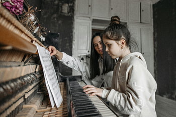 soukromá lekce hry na klavír, mladá dívka, učitel klavíru, hudební studio, Noty, klavírní učení, hudební výchovu, klavírní praxe, Hudební lekce, dívka hraje na klavír, Pomocí učitele