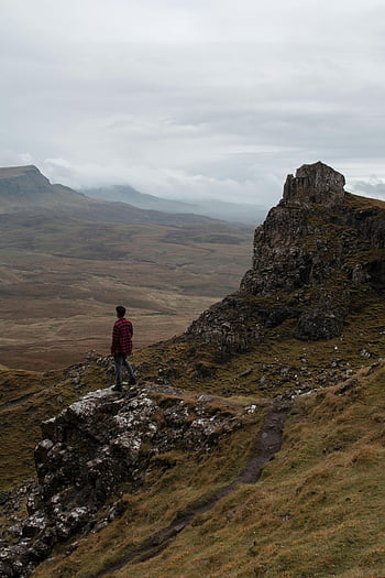 Muž stojící na skále, hora, isle of skye, Skotsko, členitá krajina, útes, venkovní dobrodružství, přírodní scenérie, cíl cesty, turista, pohled