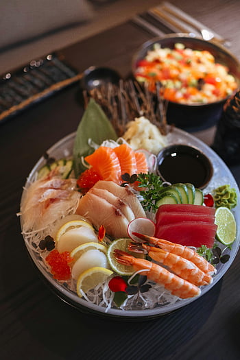 ซูชิญี่ปุ่น, อาหารทะเลสด, แผ่นเสียงซูชิ, ซาซิมิ, แซลมอน, ทูน่า, กุ้ง, วาซาบิ, ซีอิ๊ว, มะนาว, การเสนอ