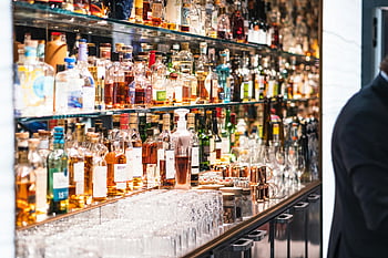 アルコールボトル、 パリのバー、 酒瓶、 スタイリッシュなバー、 カラフルな配列、 バー棚、 バーの雰囲気、 バーカウンター、 ガラス製品、 バーの装飾、 バーのインテリア