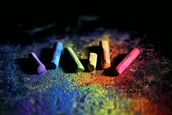 Farverige kridt, Regnbue kridt, Kridtstykker, mørk baggrund, Kridtstøv, levende farver, kunst forsyninger, Kreative værktøjer, pastell kridt, kunstneriske materialer, farverig kunst