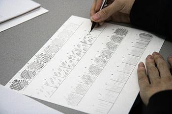 classe d'art plastique, dessiner des lignes, techniques d'ombrage, photo en gros plan, mains utilisant un stylo, pratiquer l'ombrage, dessin en papier, techniques artistiques, dessin à la plume, pratique de l'ombrage, éducation artistique