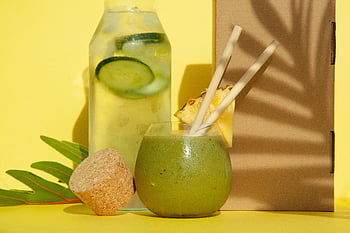 zelený koktejl, nápojová sklenice, ananas, voda okurka, žluté pozadí, letní občerstvení, zdravý nápoj, Tropický nápoj, Osvěžující koktejl, ovocné smoothie, okurkové smoothie
