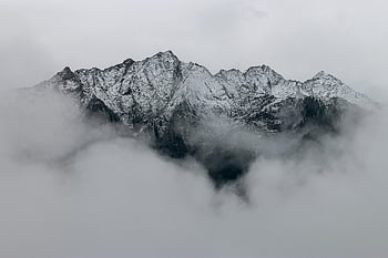 zasněžené hory, horské vrcholy, hustá mlha, mystická krajina, krajinářské fotografie, zimní scenérie, horské fotografie, zasněžené vrcholky, mlhavé hory, alpské krajiny, horské mlhy