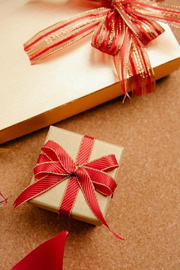 coffrets cadeaux, rubans rouges, célébrations de vacances, magnifiquement emballé, grandes boîtes, petites boîtes, Cadeaux de fête, Cadeaux de noël, cadeaux de vacances, emballage cadeau